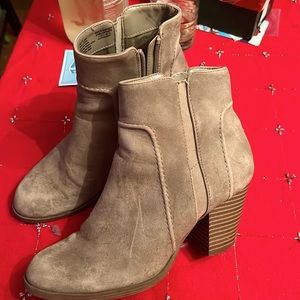 Cute taupe chunk heel! Nice wooden heel and light suede, slightly worn.